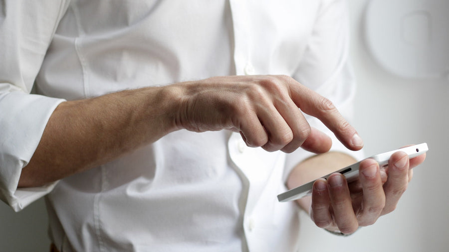 Android traveler checking mobile data settings